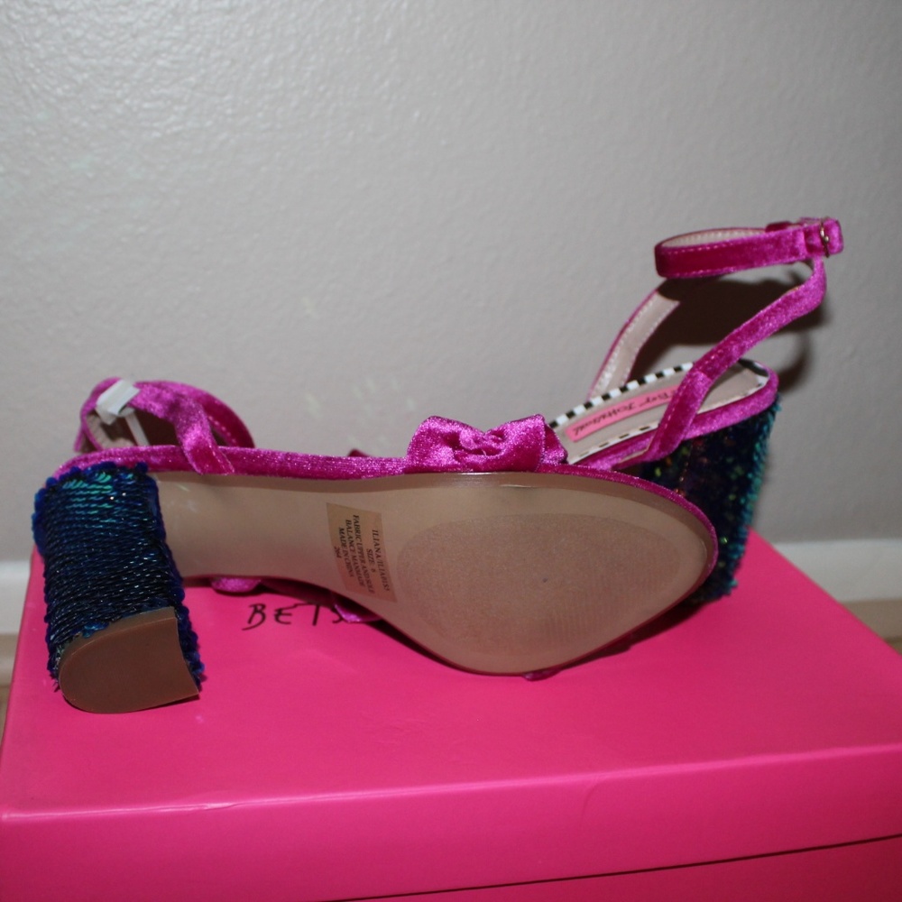 Betsey Johnson Iliana Velvet Sequin Magenta Sandals Size 6 NWT - Picture 5 of 5
